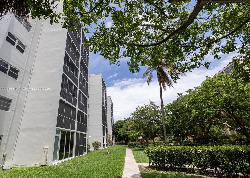 На продажу: $199,000 (2 спален, 2 ванн, 1092 Квадратных фут)