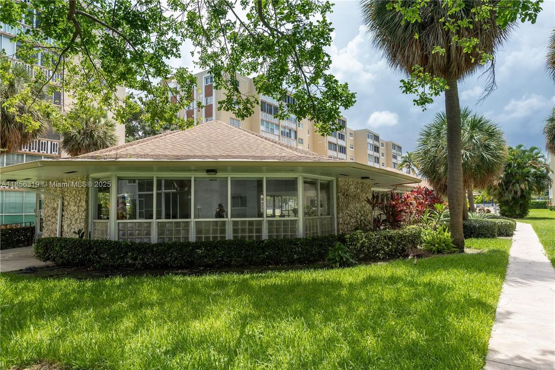 На продажу: $199,000 (2 спален, 2 ванн, 1092 Квадратных фут)