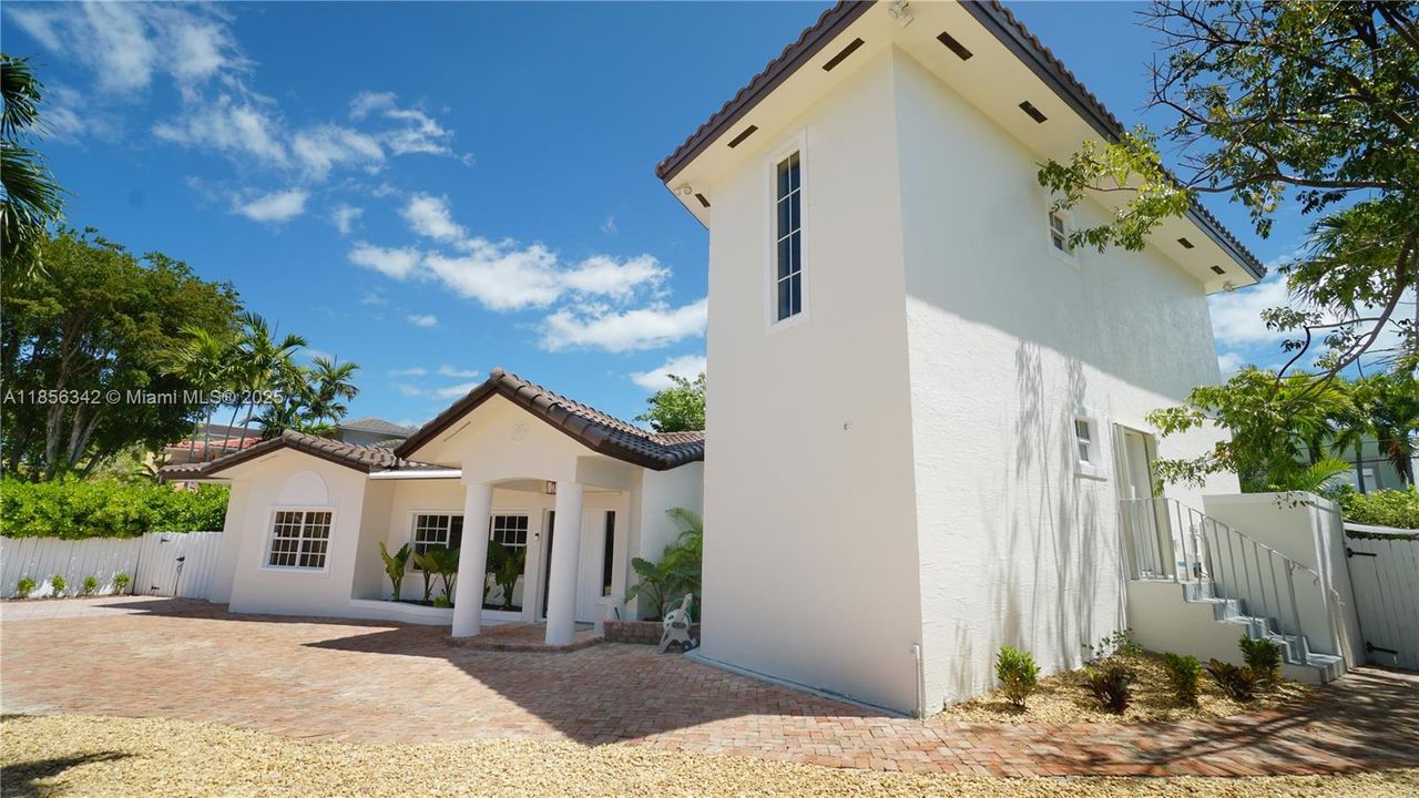 For Sale: $3,895,000 (4 beds, 3 baths, 3403 Square Feet)