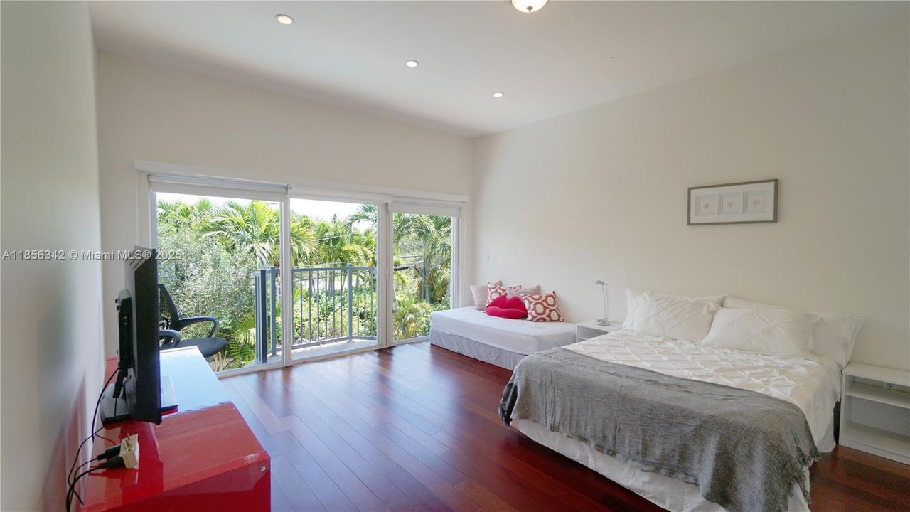 For Sale: $3,895,000 (4 beds, 3 baths, 3403 Square Feet)