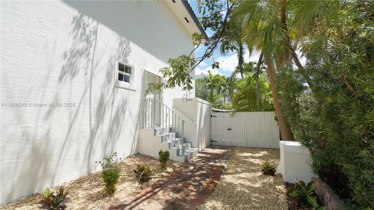 For Sale: $3,895,000 (4 beds, 3 baths, 3403 Square Feet)