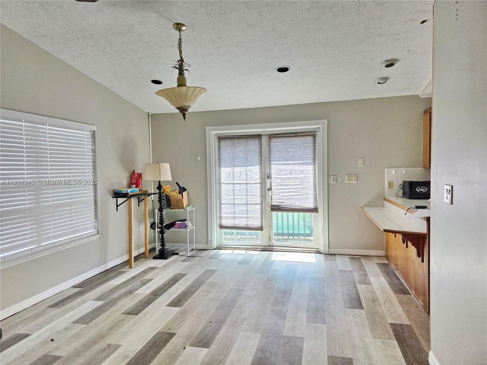 待售: $229,900 (2 贝兹, 1 浴室, 1280 平方英尺)