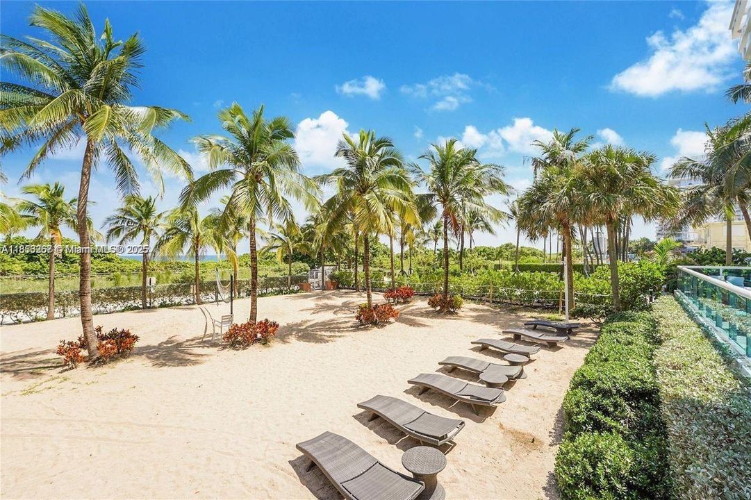 最近售出: $835,000 (2 贝兹, 2 浴室, 930 平方英尺)