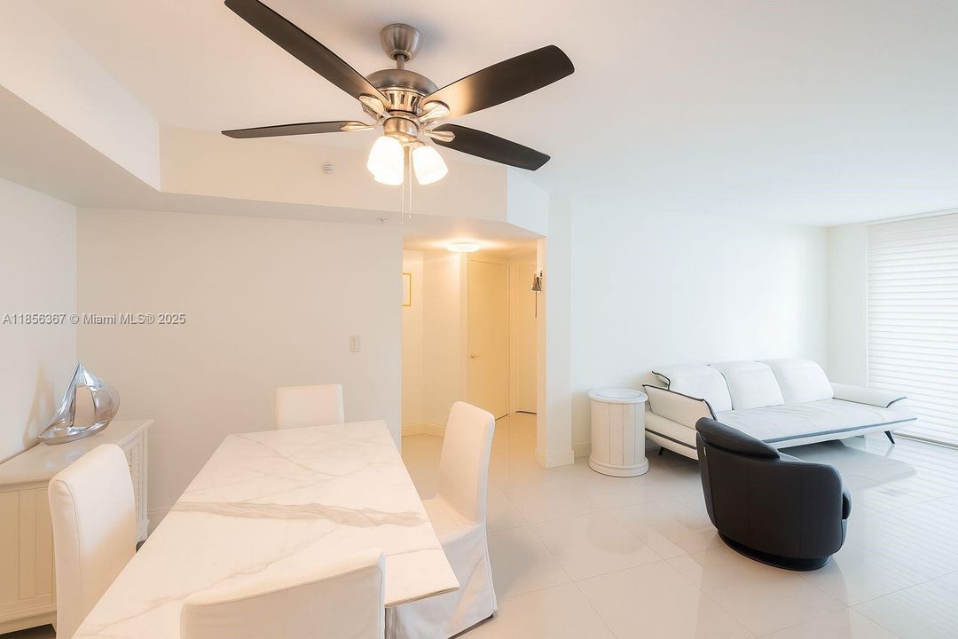 最近售出: $835,000 (2 贝兹, 2 浴室, 930 平方英尺)