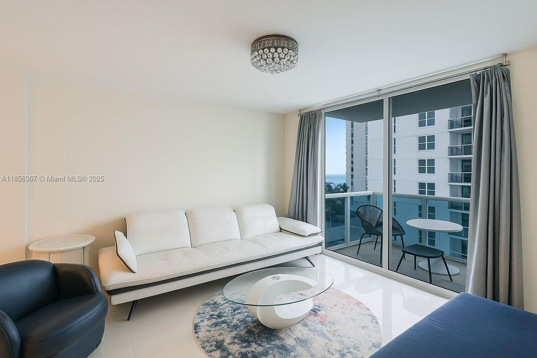 最近售出: $835,000 (2 贝兹, 2 浴室, 930 平方英尺)