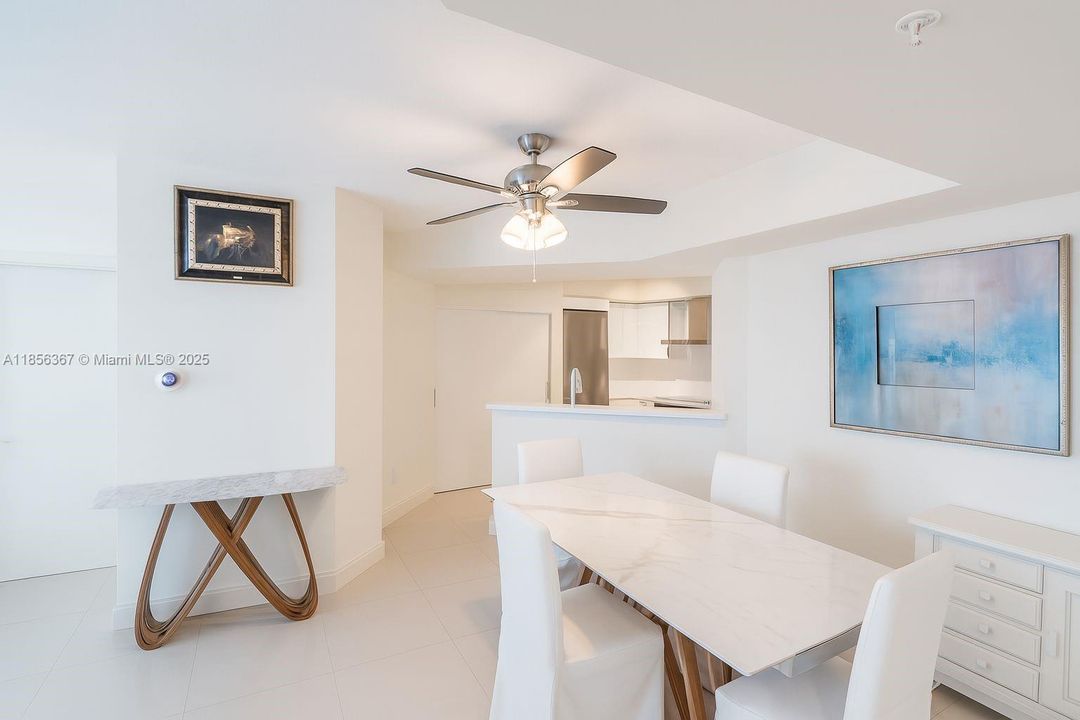 最近售出: $835,000 (2 贝兹, 2 浴室, 930 平方英尺)