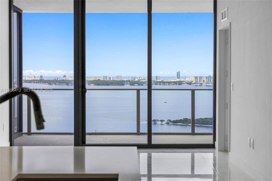 For Sale: $1,199,000 (1 beds, 2 baths, 1037 Square Feet)