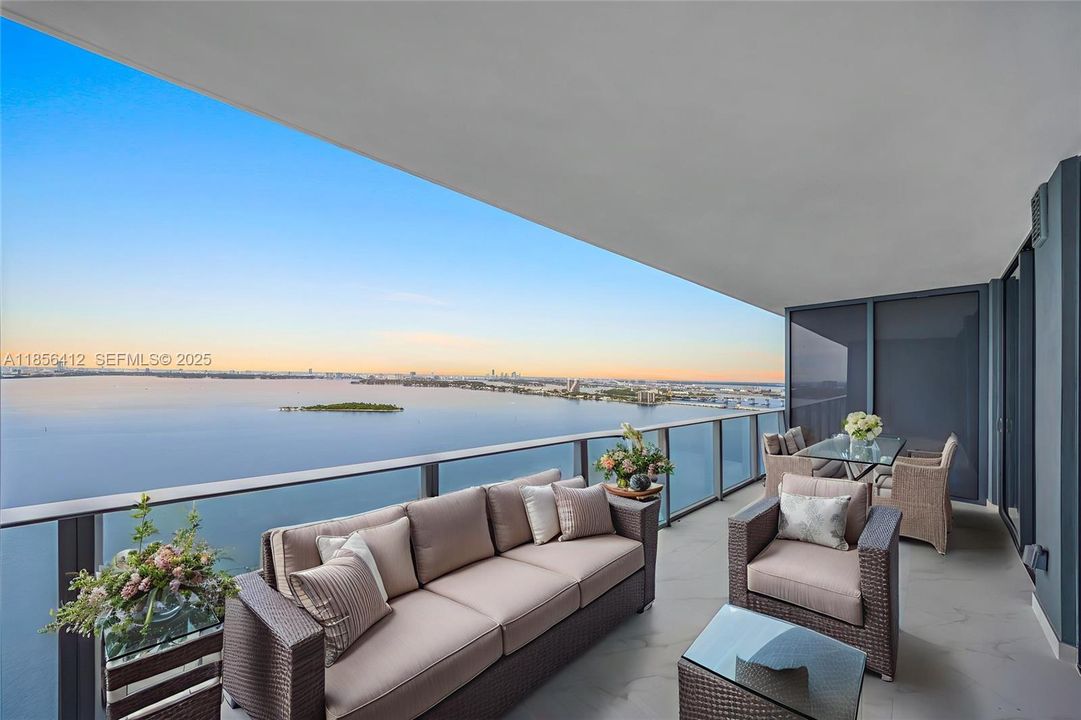 For Sale: $1,199,000 (1 beds, 2 baths, 1037 Square Feet)
