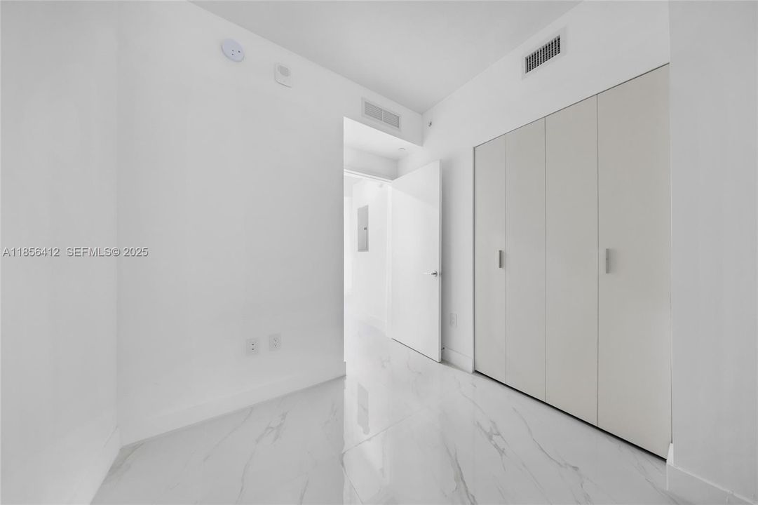 For Sale: $1,199,000 (1 beds, 2 baths, 1037 Square Feet)