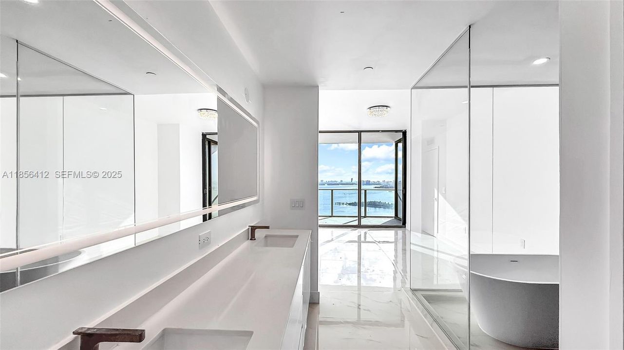 For Sale: $1,199,000 (1 beds, 2 baths, 1037 Square Feet)