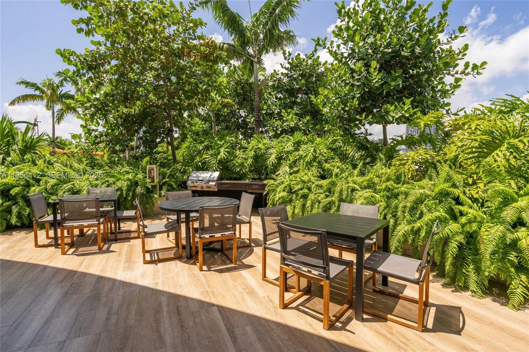 For Sale: $1,199,000 (1 beds, 2 baths, 1037 Square Feet)