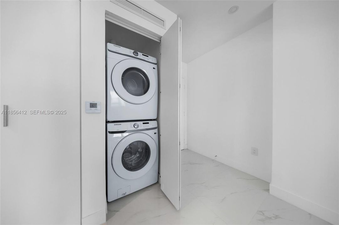 For Sale: $1,199,000 (1 beds, 2 baths, 1037 Square Feet)