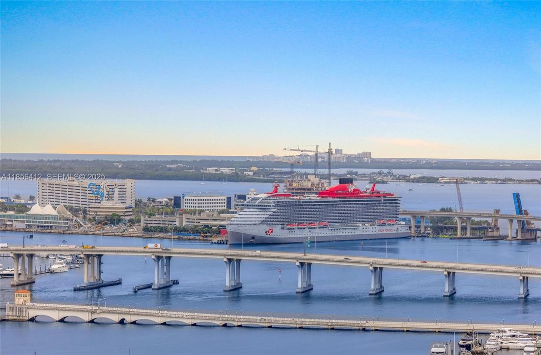 For Sale: $1,199,000 (1 beds, 2 baths, 1037 Square Feet)