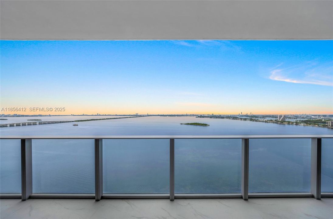 For Sale: $1,199,000 (1 beds, 2 baths, 1037 Square Feet)