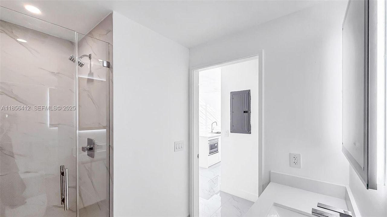 For Sale: $1,199,000 (1 beds, 2 baths, 1037 Square Feet)