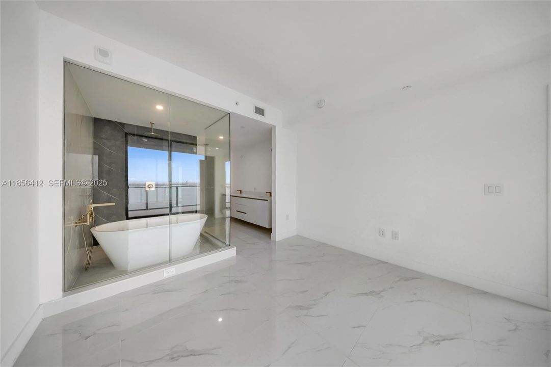 For Sale: $1,199,000 (1 beds, 2 baths, 1037 Square Feet)