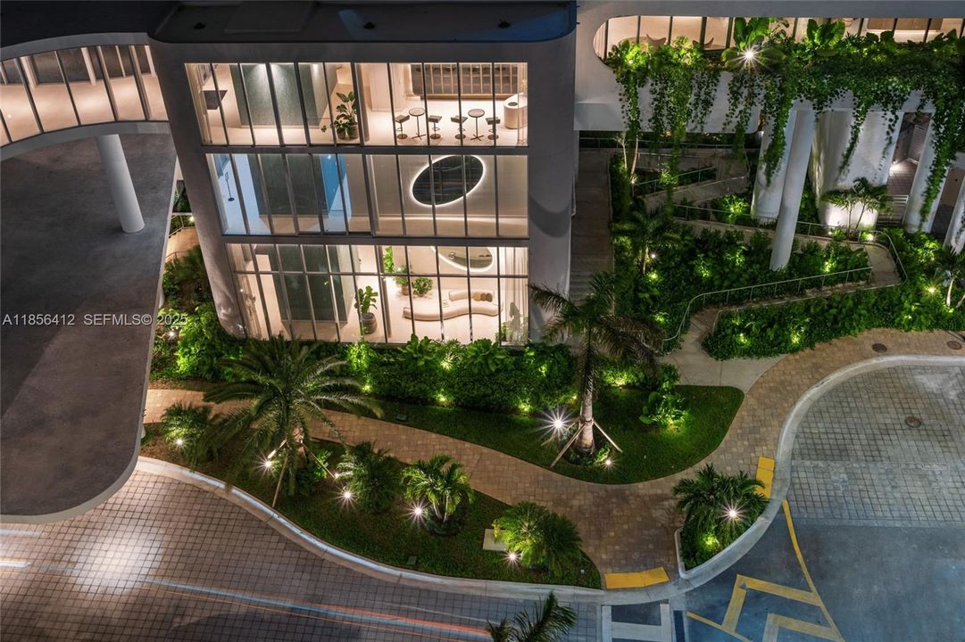 For Sale: $1,199,000 (1 beds, 2 baths, 1037 Square Feet)