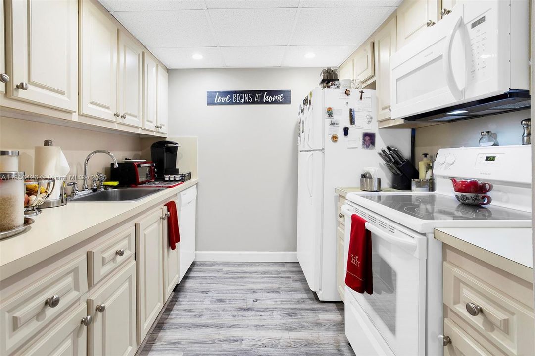 Clean Kitchen with Newer E-Range