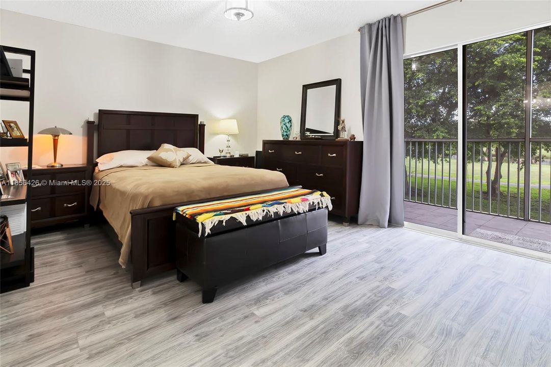 Spacious & Quiet Bedroom w/Vinyl Floor