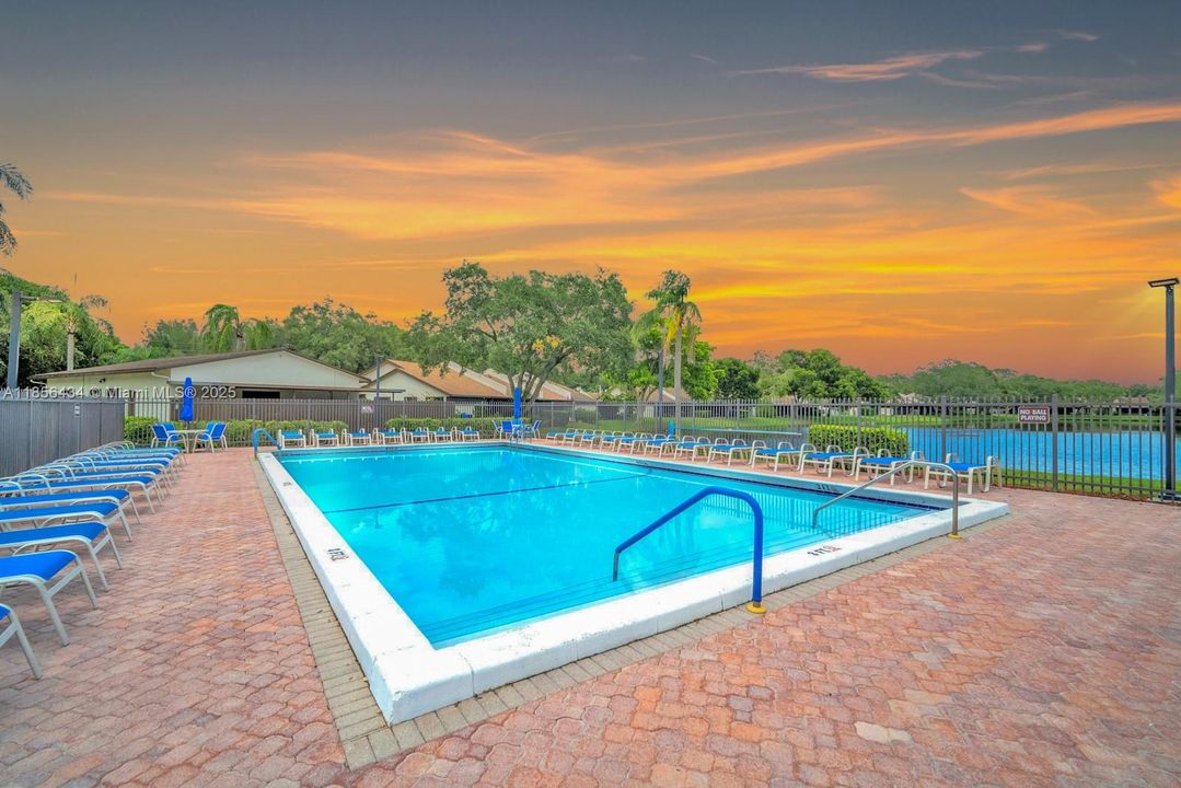 Под контрактом: $360,000 (2 спален, 1 ванн, 937 Квадратных фут)