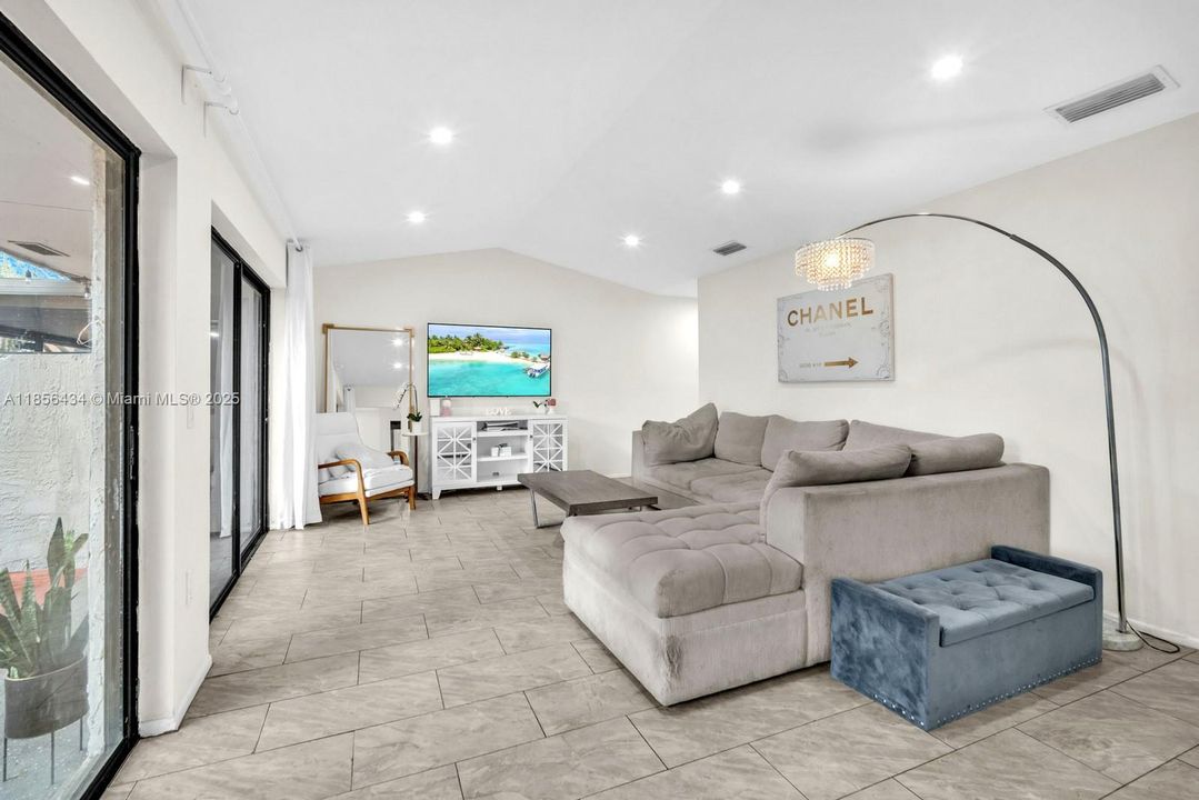 Под контрактом: $360,000 (2 спален, 1 ванн, 937 Квадратных фут)