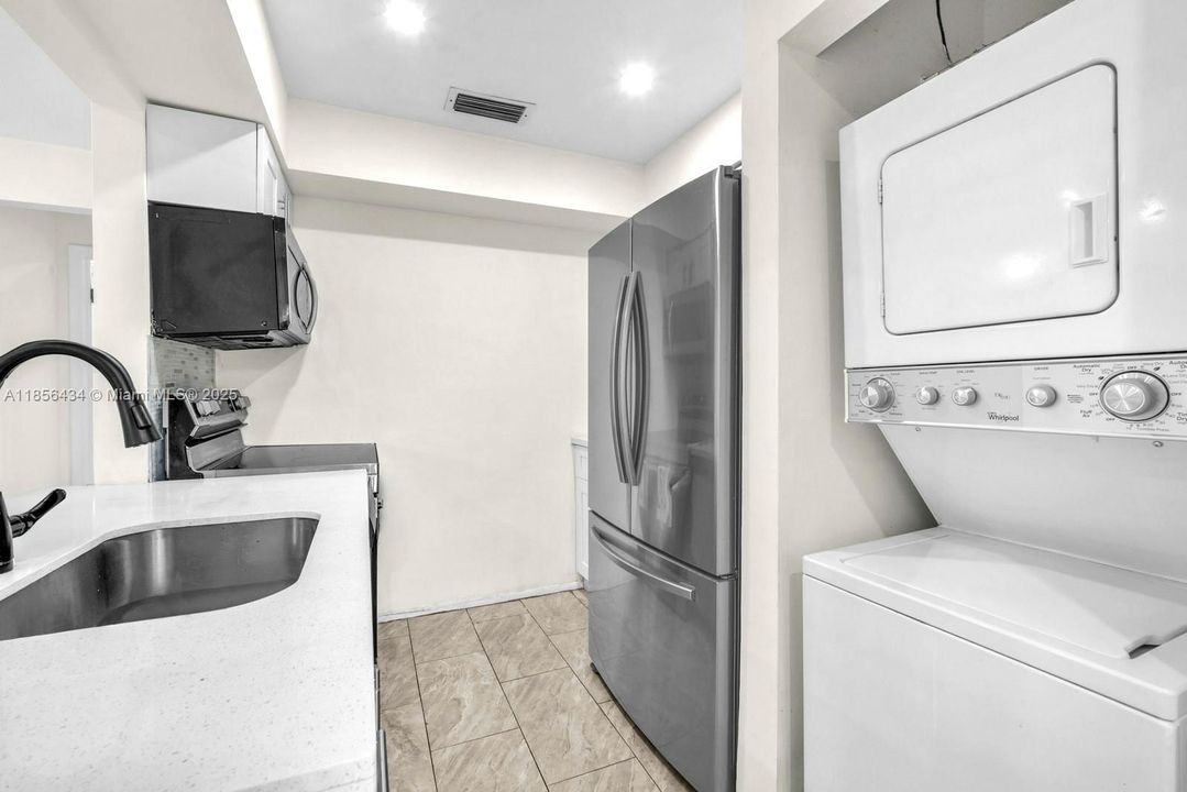 Под контрактом: $360,000 (2 спален, 1 ванн, 937 Квадратных фут)