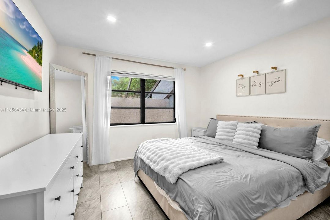 Под контрактом: $360,000 (2 спален, 1 ванн, 937 Квадратных фут)