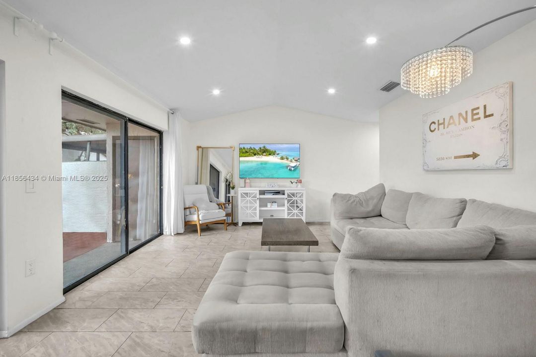 Под контрактом: $360,000 (2 спален, 1 ванн, 937 Квадратных фут)