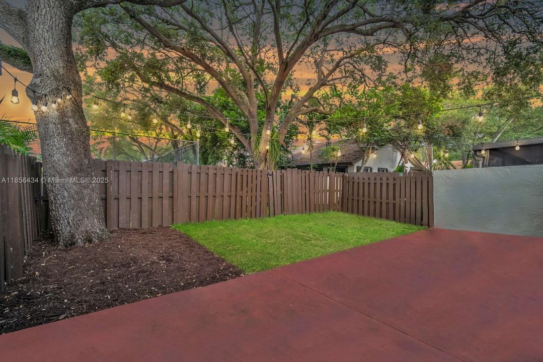 Под контрактом: $360,000 (2 спален, 1 ванн, 937 Квадратных фут)