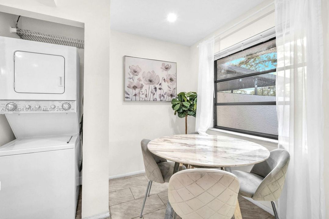 Под контрактом: $360,000 (2 спален, 1 ванн, 937 Квадратных фут)