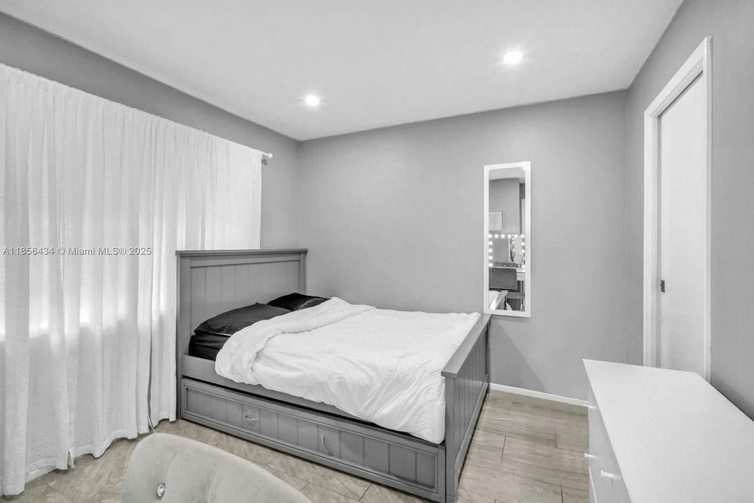 Под контрактом: $360,000 (2 спален, 1 ванн, 937 Квадратных фут)