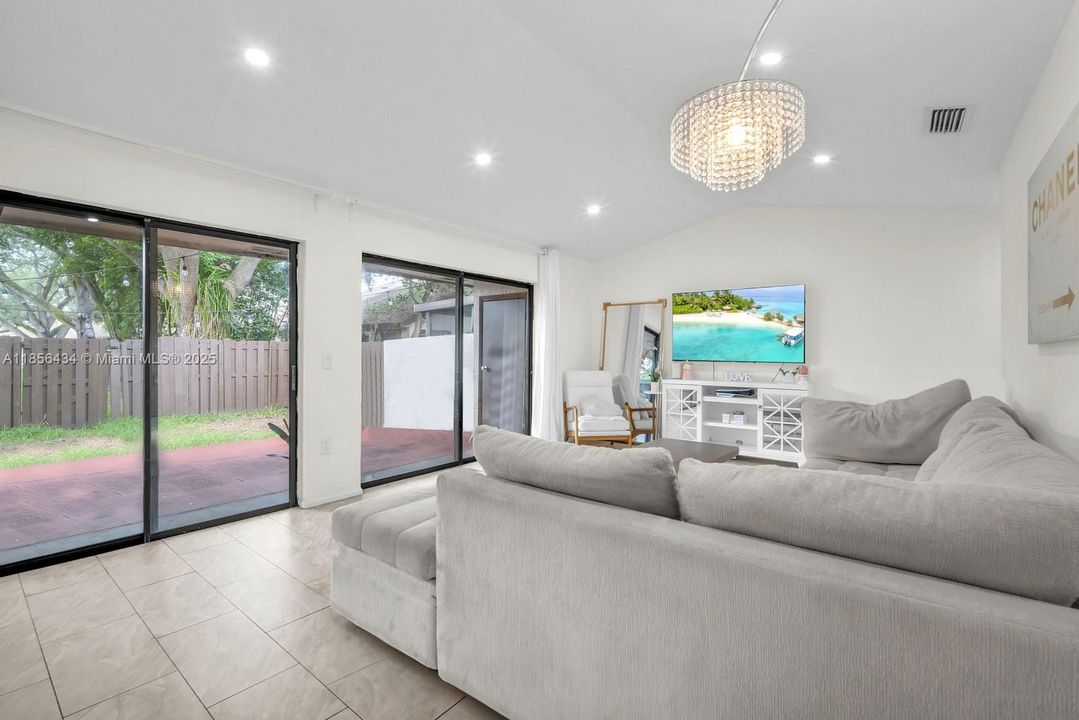 Под контрактом: $360,000 (2 спален, 1 ванн, 937 Квадратных фут)