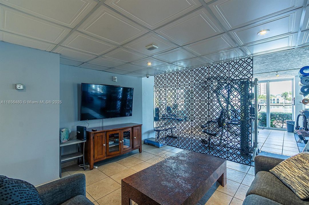 На продажу: $349,900 (3 спален, 2 ванн, 1379 Квадратных фут)