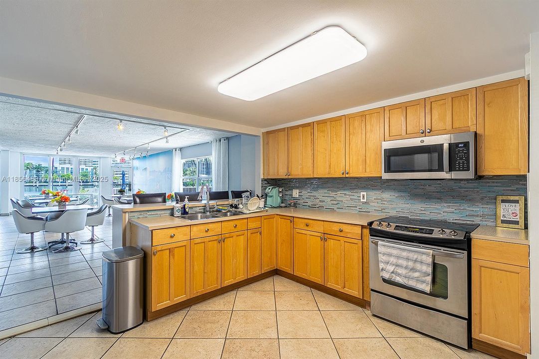 На продажу: $349,900 (3 спален, 2 ванн, 1379 Квадратных фут)