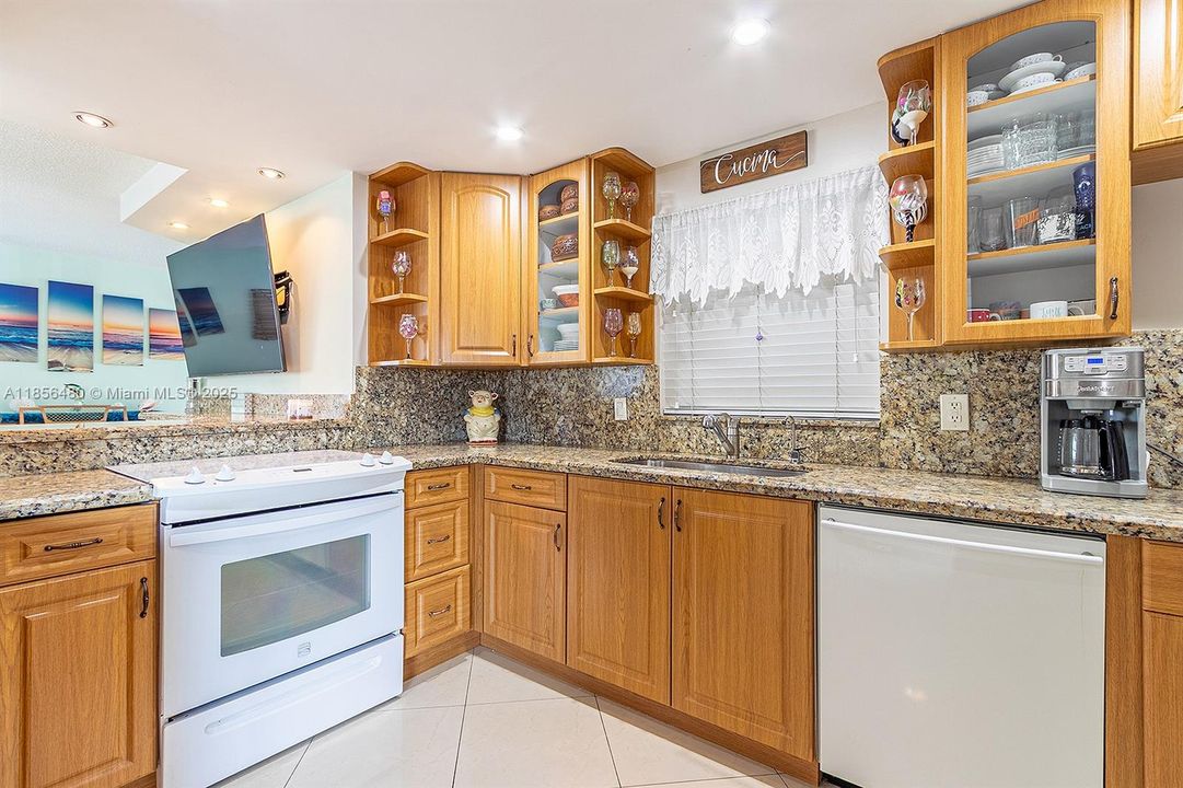 На продажу: $349,900 (3 спален, 2 ванн, 1379 Квадратных фут)