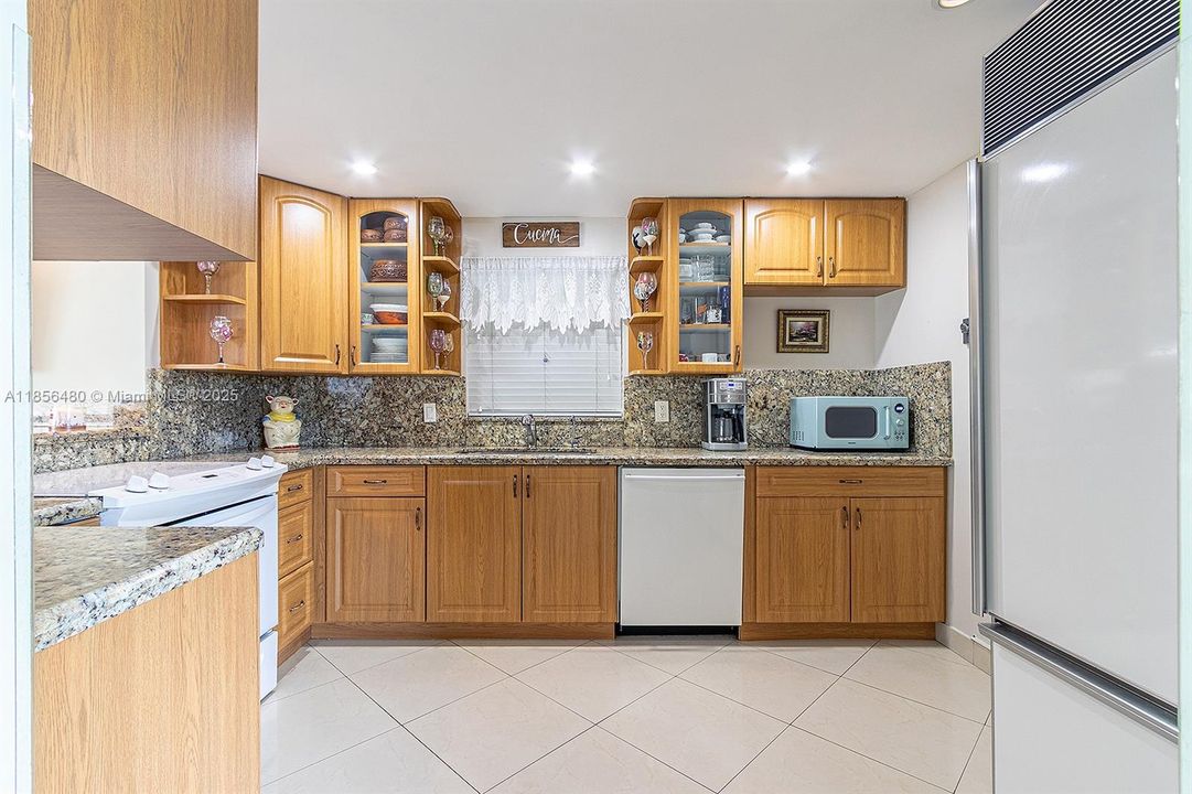 На продажу: $349,900 (3 спален, 2 ванн, 1379 Квадратных фут)