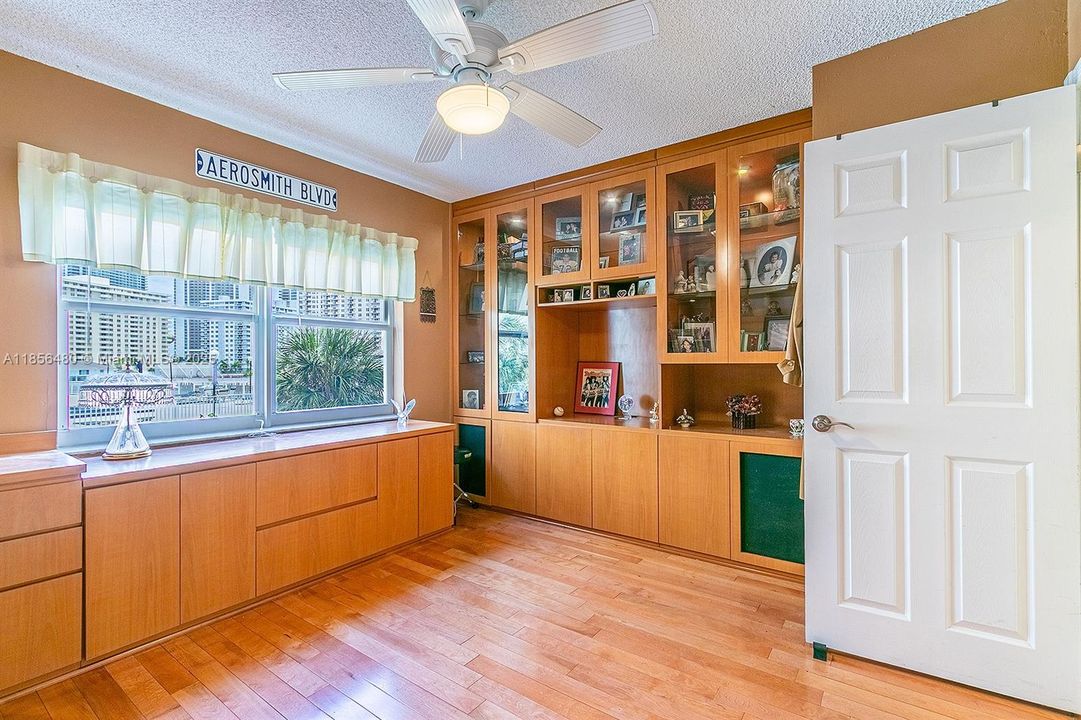 На продажу: $349,900 (3 спален, 2 ванн, 1379 Квадратных фут)