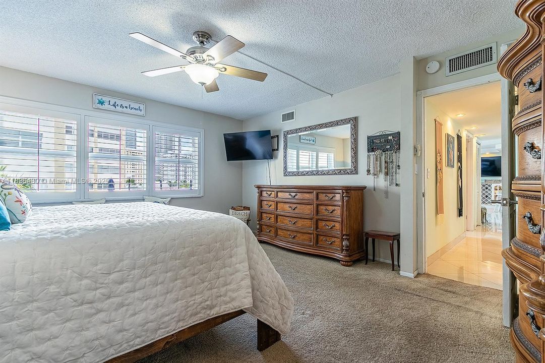 На продажу: $349,900 (3 спален, 2 ванн, 1379 Квадратных фут)