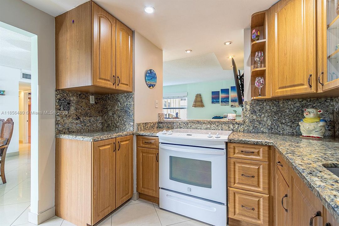 На продажу: $349,900 (3 спален, 2 ванн, 1379 Квадратных фут)