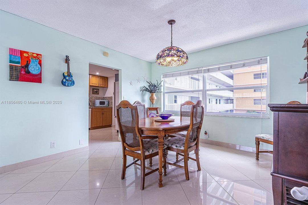 На продажу: $349,900 (3 спален, 2 ванн, 1379 Квадратных фут)