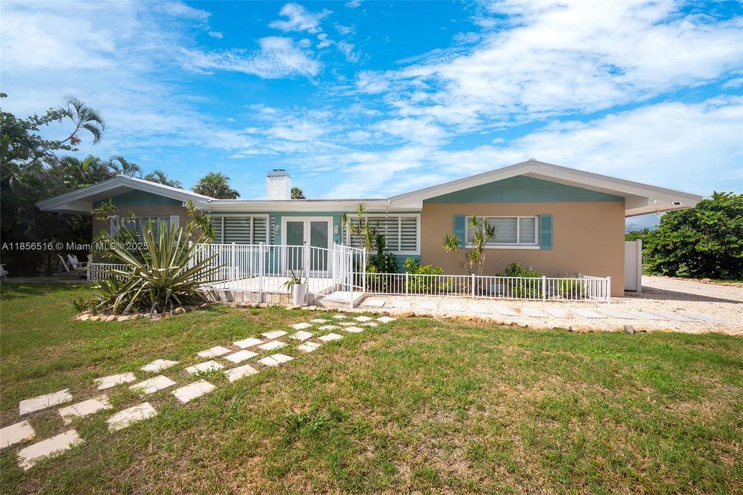 For Sale: $950,000 (3 beds, 2 baths, 1812 Square Feet)