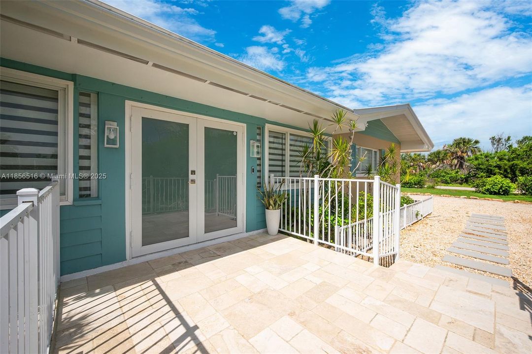 For Sale: $950,000 (3 beds, 2 baths, 1812 Square Feet)