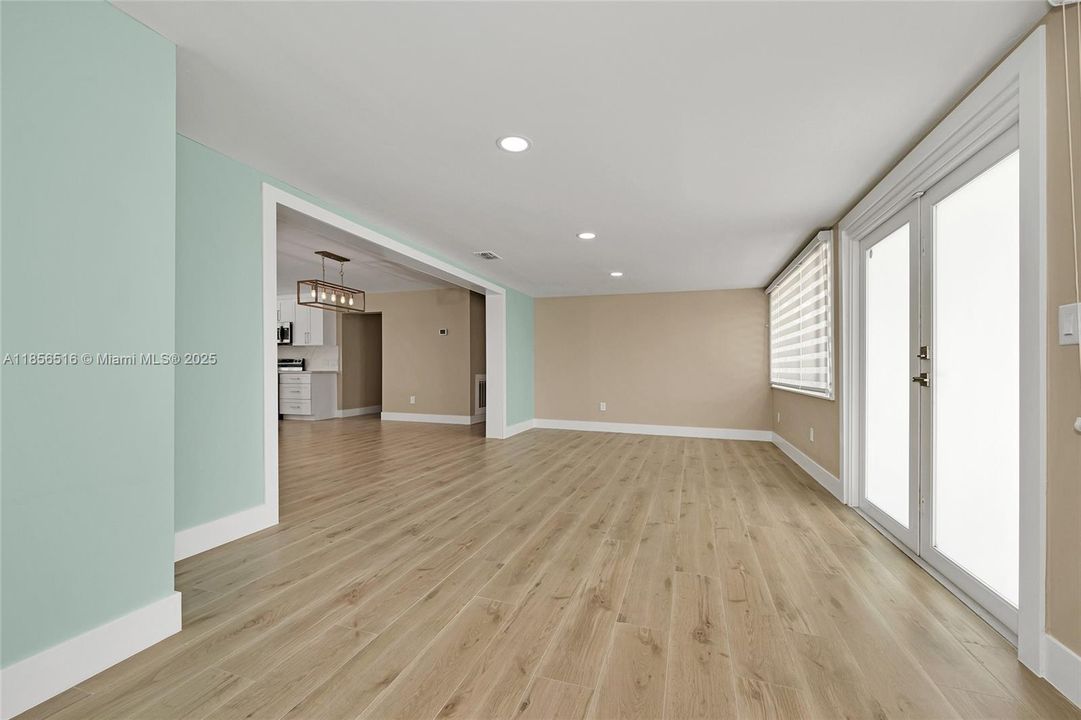 For Sale: $950,000 (3 beds, 2 baths, 1812 Square Feet)