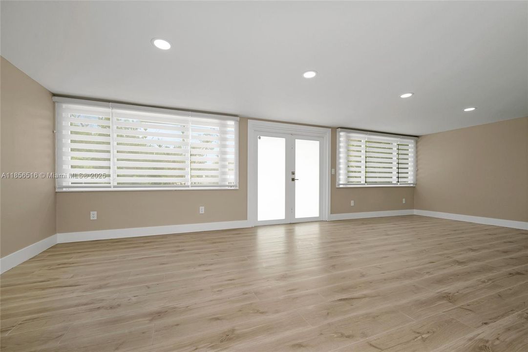 For Sale: $950,000 (3 beds, 2 baths, 1812 Square Feet)