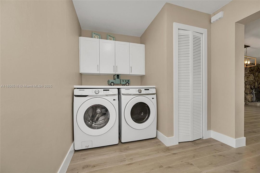 For Sale: $950,000 (3 beds, 2 baths, 1812 Square Feet)