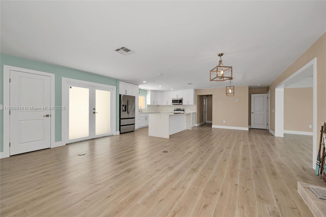 For Sale: $950,000 (3 beds, 2 baths, 1812 Square Feet)