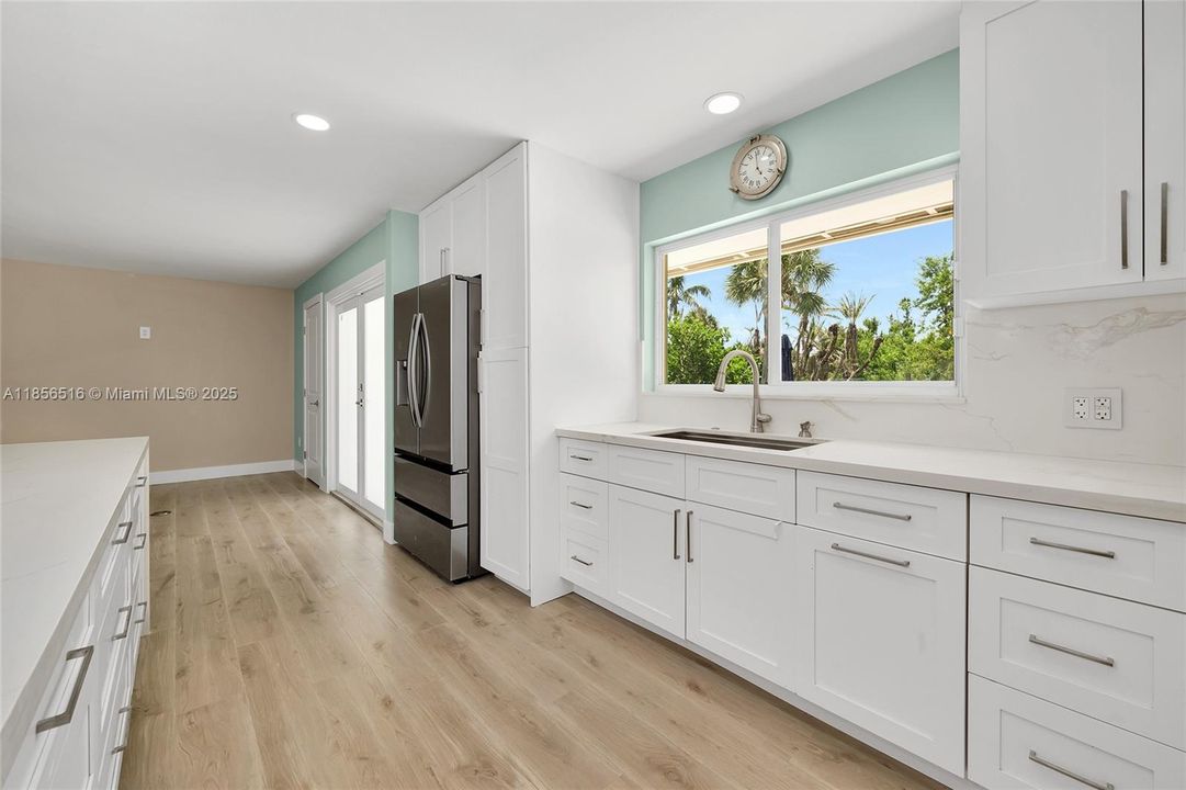 For Sale: $950,000 (3 beds, 2 baths, 1812 Square Feet)