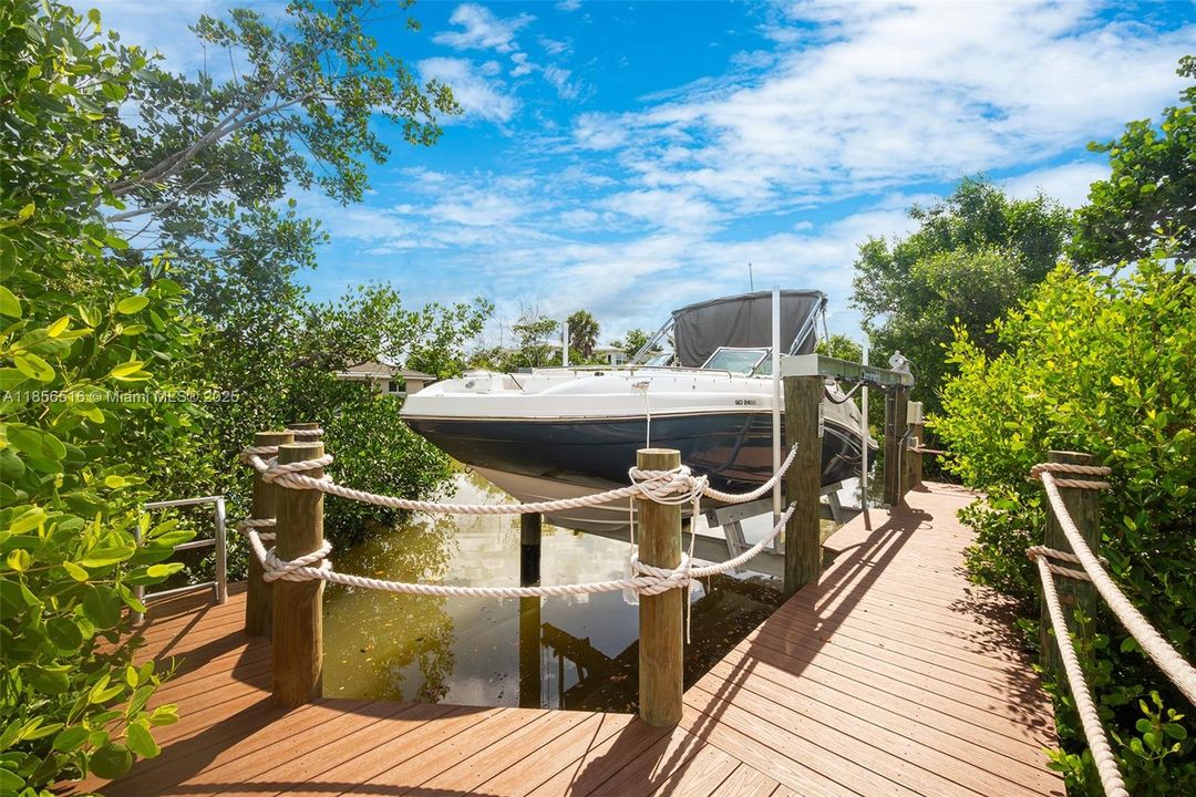 For Sale: $950,000 (3 beds, 2 baths, 1812 Square Feet)