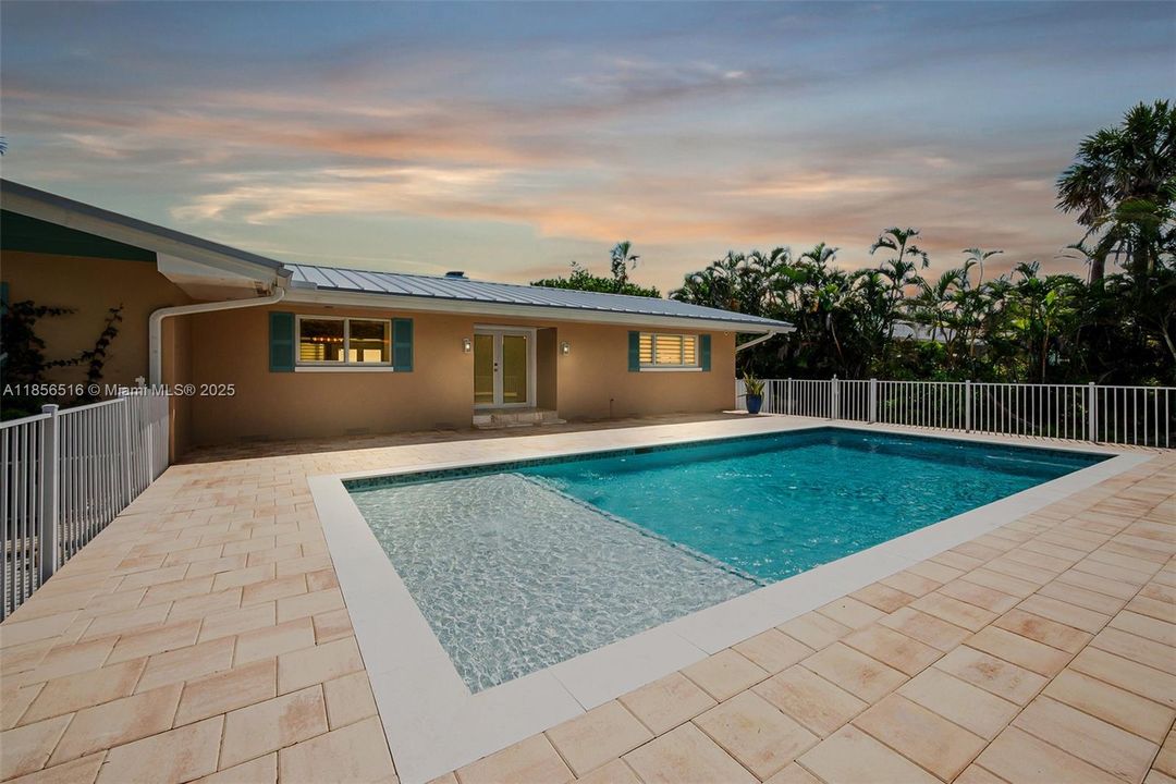 For Sale: $950,000 (3 beds, 2 baths, 1812 Square Feet)