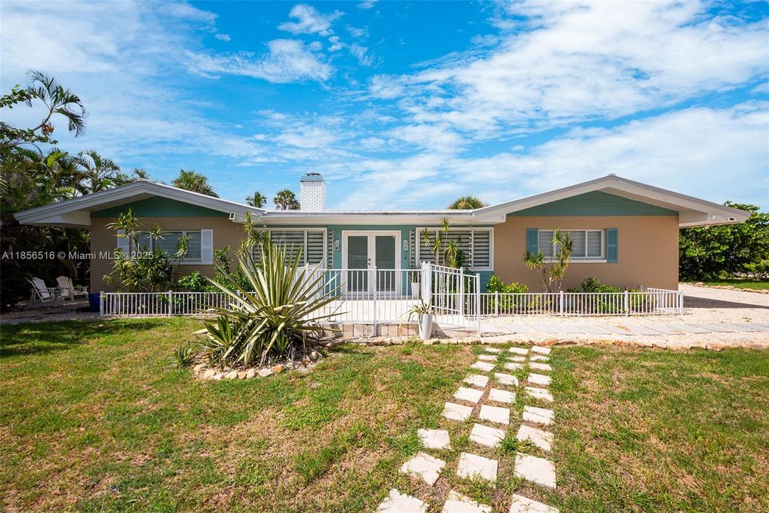 For Sale: $950,000 (3 beds, 2 baths, 1812 Square Feet)